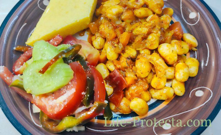 Fasole scazuta cu salata de rosii si castraveti