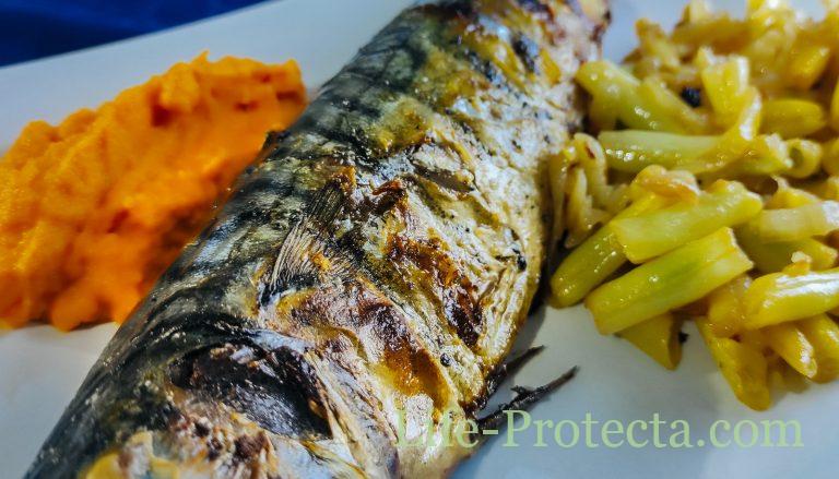 Macrou la gratar cu piure de morcov